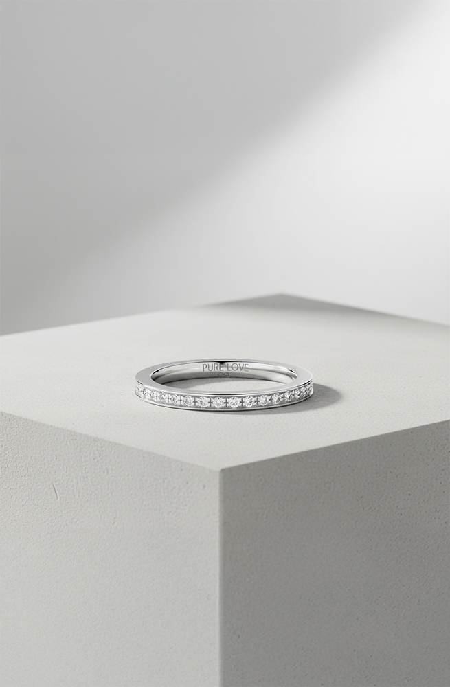 Weißgold-Trauring mit Diamanten von Juwelier Otto Parr in Gießen, elegant auf Podest präsentiert.