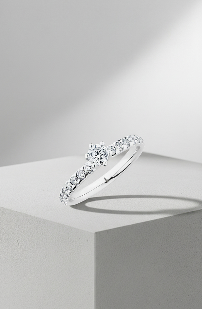 Weißgold-Trauring mit Solitär-Diamant von Juwelier Otto Parr in Gießen, auf Podest präsentiert.