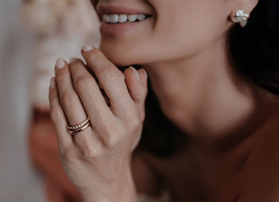 Brauthand mit goldenen Trauringen und Diamanten von Juwelier Otto Parr in Gießen.