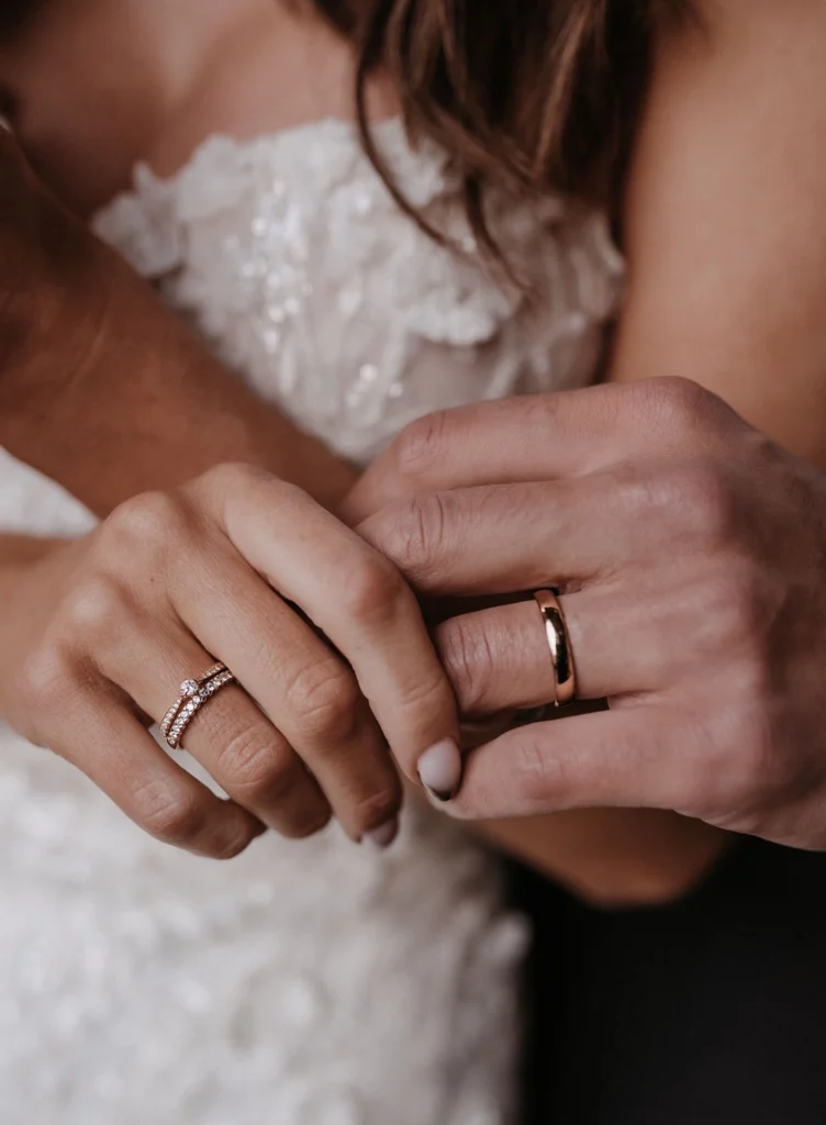 Brautpaar mit Eheringen aus Roségold und Diamantring – Trauringe Beratung beim Juwelier in Gießen